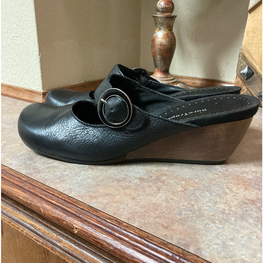 Bare trap slide on with low wedge. Black size 7